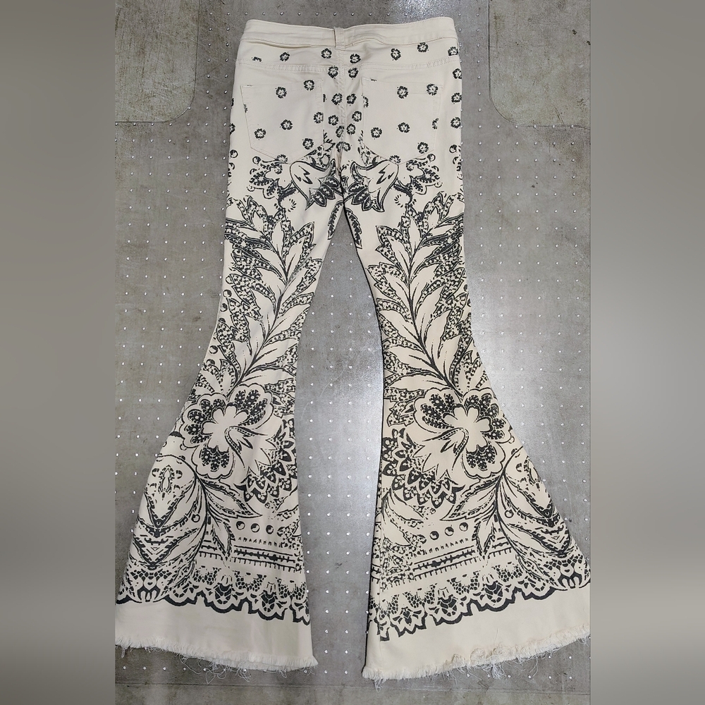 NWT Free People Printed Ecru Denim Super Flare Bell-Bottom Jeans Women's Sz 26. - Picture 4 of 10